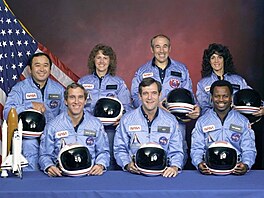 Posledn posdka raketoplnu Challenger. Vpedu zleva M. Smith, R. Scobee a R. McNair. Vzadu zleva E. Onizuka, Ch. McAuliffeov, G. Jarvis a J. Resnikov. Foto: NASA