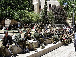 10-2 IDF - dvata v pauze ped stdnm v Jeruzalm