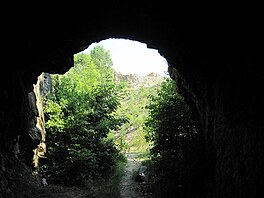 Kamenit tunel zvolna zarst