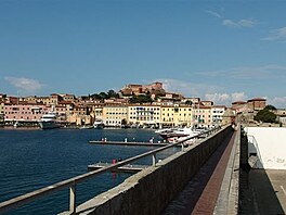 Pstav Portoferraio (v pozad Napoleonova rezidence)