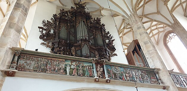 Varhany a plasticky zdobená empora kostela v Most