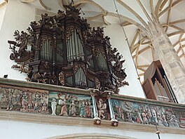 Varhany a plasticky zdoben empora kostela v Most