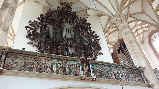 Varhany a plasticky zdobená empora kostela v Mostě
