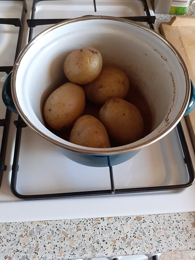 Pl kila uvaených brambor.