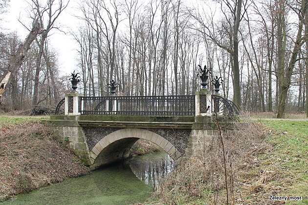 elezný most ve veltruském parku