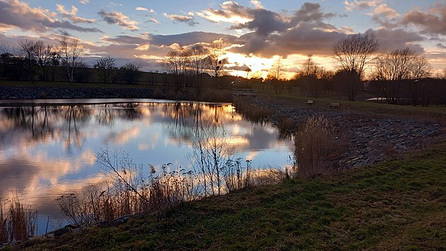 Západ slunce na rybníku Vrabčák, 2. 2. 2023