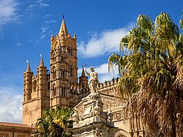 Katedrla v Palermu a palmy. Siclie, bezen 2023
