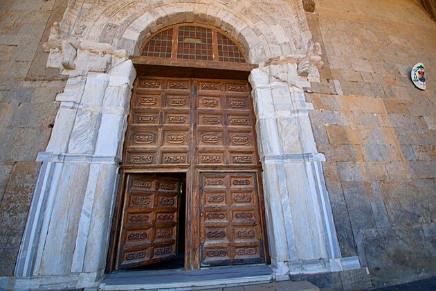 Vstup do katedrály, Cefalú, Sicílie. Bezen 2023