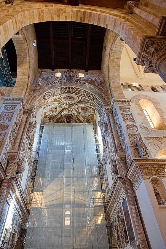 Zlatá mozaika v katedrále je zakrytá, restauruje se. Cefalú, Sicílie. Bezen...