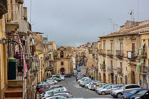 Parkování a k tomu obousmrný provoz. Sicílie, bezen 2023