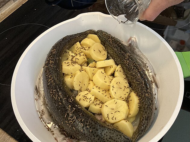 Po��dn� okm�nujeme. Recept na pstruha na m�sle na jedn� p�nvi.