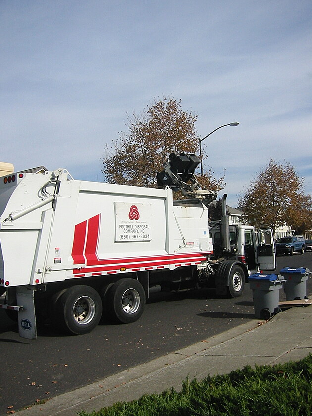 Auto na odvoz odpadu s jednomunou obluhou. Autor Carol, zdroj wikimedia