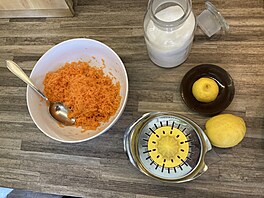 Mezitm si pipravme mrkvov salt. Ochutme citronem a cukrem.