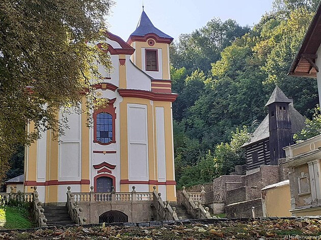 Vraclav - poutní kostel a vpravo poustevna