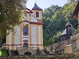 Vraclav - poutn kostel a vpravo poustevna