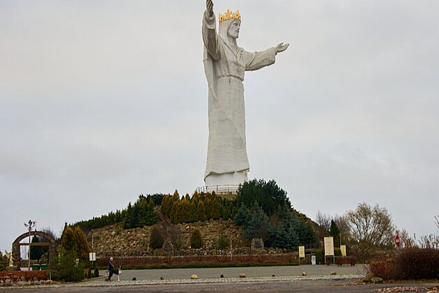 Jen koruna (fakt zlacená) má 3 metry na výku. Nejvyí socha Krista, v popedí...