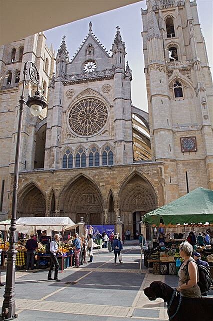 León - trh ped katedrálou