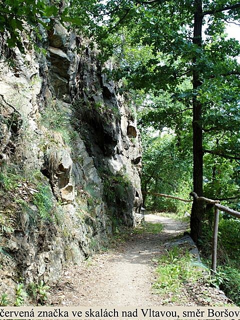 Po ervené znace ve skalách nad Vltavou, smr Borov