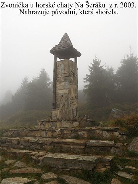 Zvonika u horské chaty Na eráku