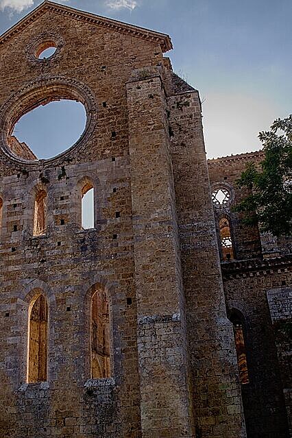 Krásná gotika - jedná se o jednu z prvních gotických staveb v Itálii