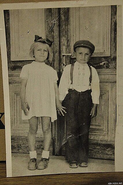Ze starého alba: maminka s bratrancem (p.s. aty stihu tzv. pro mimino, a...