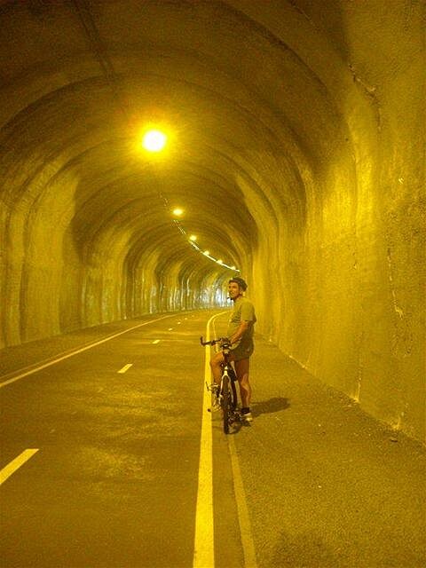 V elezniním tunelu