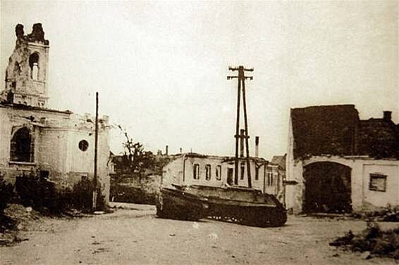 5 zniený sovtský tank na pedmstí Brna -Oechov s ustelenou kupolí, kvten1945