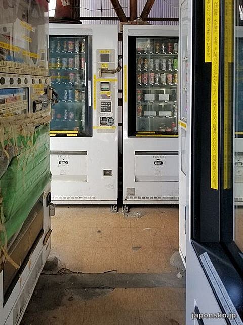 Temné zákoutí s prodejními automaty s bizarnostmi