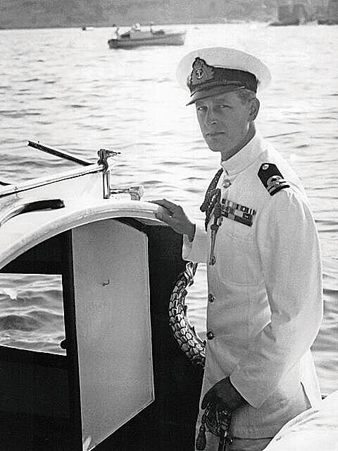 Poruík Mountbatten v pístavní barkase základny na Malt, 1949