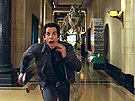 Noc v muzeu - Ben Stiller a tyranosaurus