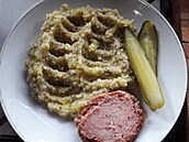 Nastavovaná ka�e se sekanou a okurkou