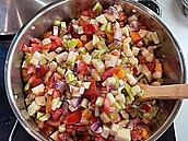 Domácí chutney (�atný) v hrnci