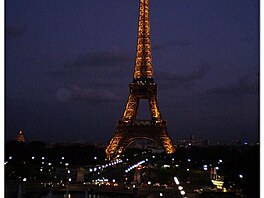 18 La Tour Eiffel v noci