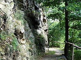 Po erven znace ve skalch nad Vltavou, smr Borov