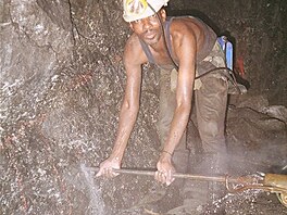 Vrtajc hornk ve zlatm dole u Johannesburgu