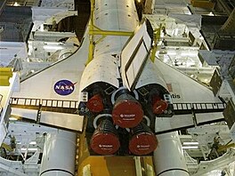 Atlantis pi pprav na STS-125 ve VAB