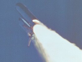 Na snmku je dobe patrn plamen, vychzejc z boku pomocnho motoru. Foto: NASA