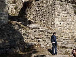 15 nedvno objeven schody ke Kaifovu domu - pozor, stran klouou