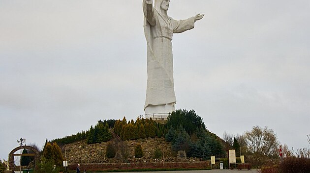 Jen koruna (fakt zlacen) m 3 metry na vku. Nejvy socha Krista, v poped Yoda. Cesta k Baltu, advent 2023