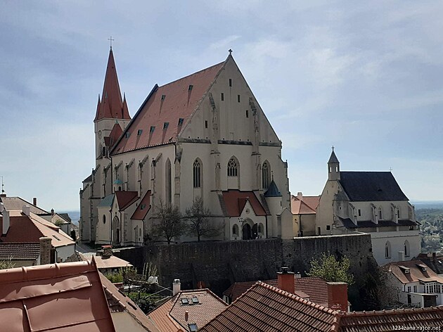 Kostel sv. Mikuláe, vpravo kaple sv. Václava