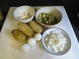 Ve pipraveno na smchn bramborovho saltu s erstvou okurkou