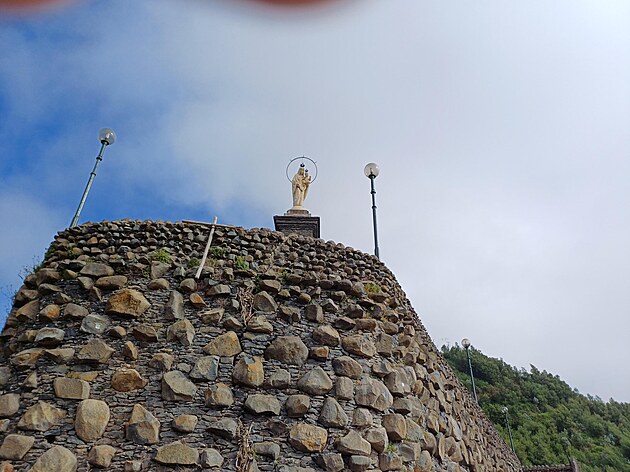 Mramorová socha Panny Marie Míru v Monte. Madeira