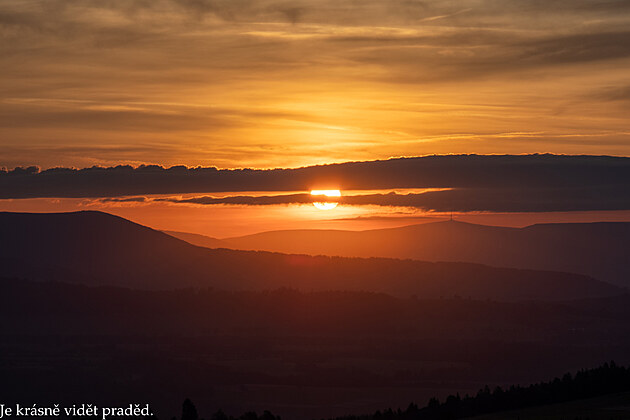 V�chod slunce na Kr�lick�m Sn�n�kem a Jesen�ky. Orlick� hory, z��� 2024