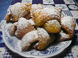 Tvarohové rohlíky s náplní upeené