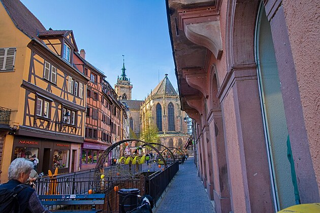 Colmar - velikono�n� v�zdoba nad kan�ly cestou ke katedr�le. Cesta do Andalusie...