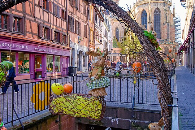 Colmar - velikono�n� v�zdoba nad kan�ly cestou ke katedr�le. Cesta do Andalusie...