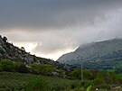Veerní výhledy ze dvorka ubytování na sousední kopce. Cesta do Andalusie,...