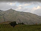 Veerní výhledy ze dvorka ubytování na sousední kopce. Cesta do Andalusie,...