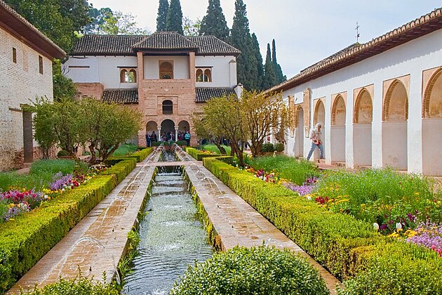 Zahrady a pal�ce Alhambry. Cesta do Andalusie, duben 2025