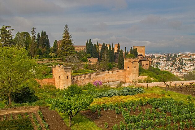 Zahrady a pal�ce Alhambry. Cesta do Andalusie, duben 2025